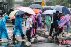 多くの場所での降雨は歴史的な極端を壊します。暴風雨は次にどこに行きますか？