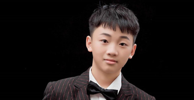 歌手郭筱宝加入鹤峰佰亿北京鹤峰佰亿影视传媒签约著名制片人钟超