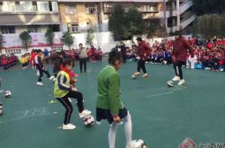 National female football star goes to Kunming to carry out campus football public welfare activities_ Ma Xiaoxu