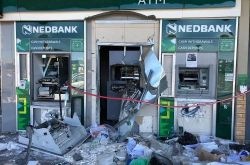 南アフリカの暴徒は何千ものATMを破壊しました。今、銀行は血を吐きかけようとしています。