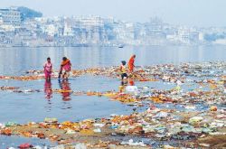نهر الجانج ملوث بشدة بالجسيمات البلاستيكية ، وخطة التنظيف الرسمية في الهند "ليس لها تأثير يذكر"