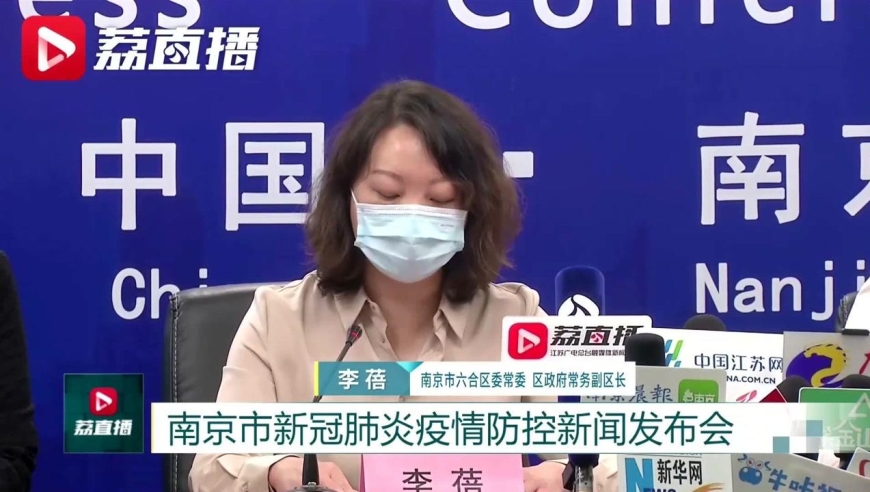 南京六合向出行不便留守老人发爱心卡 提供申领健康码代购等服务