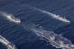 영국 항공모함은 남중국해에서 도발에 대한 보복을 받았고, 러시아는 다수의 핵잠수함을 파견했으며, 미국은 예의주시하기 위해 위성을 파견했다.