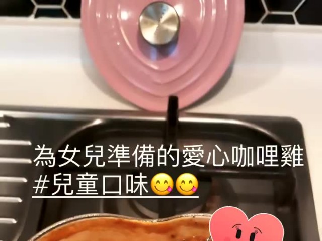 林心如晒下厨动态意外公开女儿声音,霍建华一边等吃一边陪小海豚玩