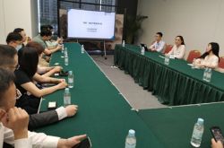 上海金融作業委員会の研究委員会は、研究のために上海環境エネルギー取引所に行きました