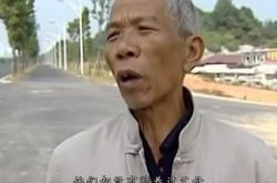湖南でガンに苦しんでいる父親は裕福な娘にひざまずき、障害のある兄と不動産のために戦わないように彼女に懇願した。