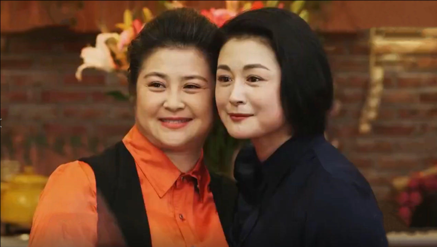 于月仙和妹妹罕见同台,姐妹俩长得简直一模一样,于月仙家人亮相