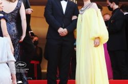 المخرج Wu Lang وبطولة Li Meng يظهران على السجادة الحمراء في افتتاح مهرجان كان السينمائي.