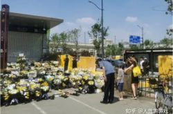 الزهور التي تخلد ذكرى عند مدخل مترو الأنفاق Shakou في Zhengzhou Line 5 محاطة بطبقة من العلبة