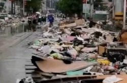 河南省衛輝市の洪水後に山積みになった街路ゴミ地方自治体：指定された支援ユニットが除去を強化している