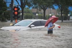 ضربت الكارثة أكثر من 400 ألف سيارة في مدينة تشنغتشو وغمرتها الأمطار الغزيرة ، ماذا ستفعل بصفتك مالك سيارة؟
