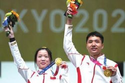 楊倖はオリンピックのダブルゴールドを獲得して人気を博し、パールネイルマニキュアと黄色いヘアピンで登場しました。とてもかわいく見えました。