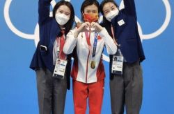 Guo Jingjing은 단체 사진을 위해 시상대에 올랐다.3대 다이빙 챔피언 Datong은 유명한 올림픽 장면을 액자에 넣었다?