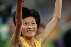 Xing Huina는 맨발로 1위를 하고 Tsinghua University를 거부했을 때 어떻게 세계 챔피언이 되었습니까?