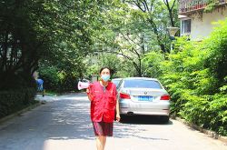 تنشط مجموعة من المتطوعين ذوي الشعر الفضي في الخطوط الأمامية لمكافحة الوباء في نانجينغ