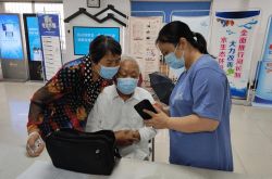 住民の旅行を容易にするために健康法を使用する方法を高齢者に教える