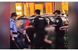 60歳の男性が、優しい妻の脱線のために通りで刺されて死にました。目撃者：女性は車の中に座っていました。