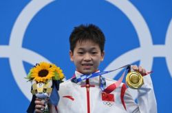中国は再び外国人に嫉妬し、外国人は代表チームのコーチを批判し、クアン・ホンチャンの金メダルはキャンセルされるべきだと率直に言った