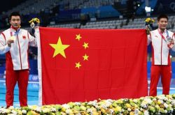 للأسف فقد الميدالية البرونزية ، كان الفريق الصيني خجولًا عندما رأيت البداية ، فاز تساو يوان ويانغ جيان ببطولة منصة العشرة أمتار والوصيف!