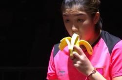 لماذا يفضل الرياضيون الموز؟ مسابقة Chen Meng تأكل الموز ، دائرة الأصدقاء الساخنة