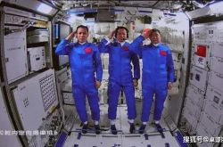 シェンXII宇宙飛行士は、60日間軌道上で働き、生活しています。宇宙旅行トリオの素晴らしい人生を見に来てください