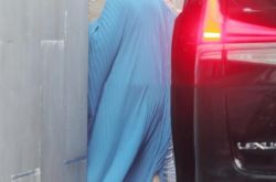 離婚後初めてビッグSが登場、ボールヘッドの小さな青いスカートは女の子のように甘い、ネチズン：体重を減らすのはよさそうだ