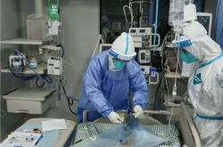 الإنقاذ الأكثر أهمية! اخترق طبيب نانجينغ "قناة الحياة" للمرضى المصابين بالتهاب رئوي تاجي جديد حاد