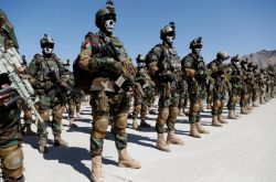 アフガニスタン政府は、火事を終わらせるためにタリバンと権力を分権化することを提案しているが、なぜ30万人の軍隊がタリバンを止められないのか？