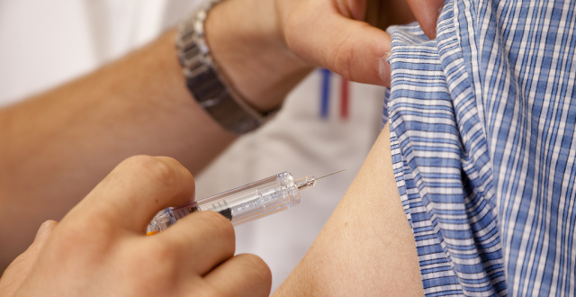 打疫苗的人排起了长龙,刘大夫一丝不苟的注射,轮到一位五十多岁的大妈