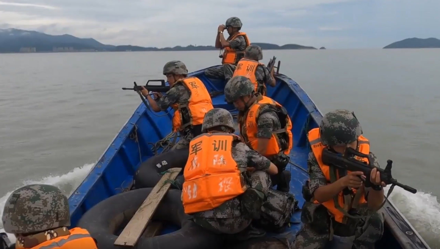 60秒高燃画面来袭!东部战区公开侦察兵渡海登岛立体渗透演练