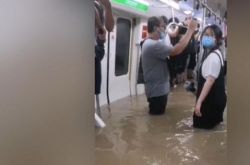 郑州地铁被困亲历者讲述“惊魂”120分钟:水位最高时一度没过胸口