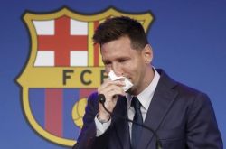 メッシはバルセロナの記者会見に別れを告げ、涙を拭くティッシュのために100万ドルを競売にかけます。なぜですか？