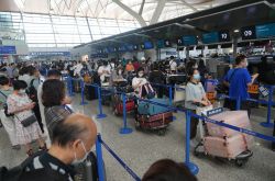 上海浦東空港：中国人学生がジャーナルを開くために北米に行く