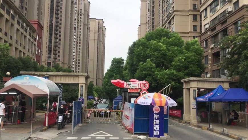探访保利公园九里小区:居民生活恢复日常,进出坚持扫码测温