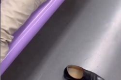 عمل رائع! في مترو أنفاق شنغهاي ، استلقى رجل على مقعده أثناء نومه بينما تم إلقاء حذائه الجلدي في سلة المهملات