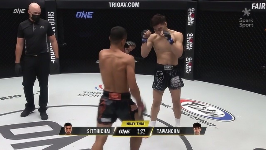 西提猜泰拳技术依然纯熟,和达万猜打的难舍难分,三回合分歧判定西提猜