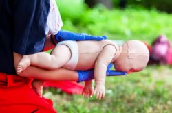 家族による誤った包帯による3歳の少女の指壊死！あなたは正しい家族の緊急方法を知っていますか？