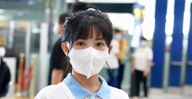 赖美云学生校服造型乖巧减龄 丸子头元气满满