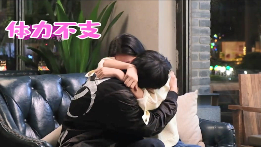 吻到体力不支!男女主抱脖子猛亲,导演忘喊停把女演员累到笑场