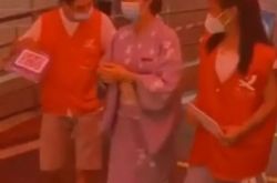 核酸検査用の着物を着た女性が帰ってくるように説得され、最新の対応→