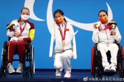 أجمل مشهد في دورة الألعاب البارالمبية! صورة جماعية للاعبين الصينيين وهم يجلسون على ساق واحدة بعد فوزهم بالميدالية الذهبية