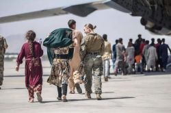“机场抱阿富汗婴儿”美国女兵被炸死 美军曾用其照片宣传