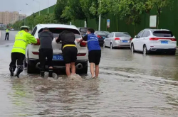 شهدت مدينة تشنغتشو هطول أمطار غزيرة مرة أخرى ، ما هي قضايا السلامة التي يجب على المواطنين الانتباه إليها أثناء هطول الأمطار الغزيرة؟