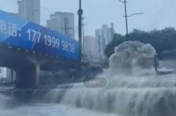 郑州一隧道积水涌出如瀑布：降雨持续到31日、降水量或达180毫米