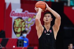 「CBA」タイプC契約、易建聯と紅源が1年間契約を更新