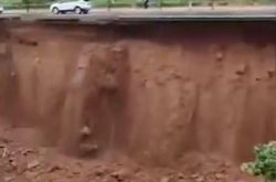 大雨の後、洛陽では大きな道路が崩壊し、現在も洛陽などで大雨が続いています。