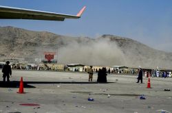 إصابة مراسل المقر مباشرة | وسائل الإعلام الأفغانية: تسبب تفجيران بمطار كابول في مقتل 72 شخصًا على الأقل وإصابة 155 بجروح
