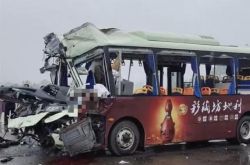 窓が壊れている！河南省周口市のトラックが33人を乗せたバスに衝突し、3人が死亡した！