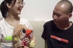 パラリンピックチャンピオンは、清華大学に入学した娘に醜いアヒルの子を贈った。
