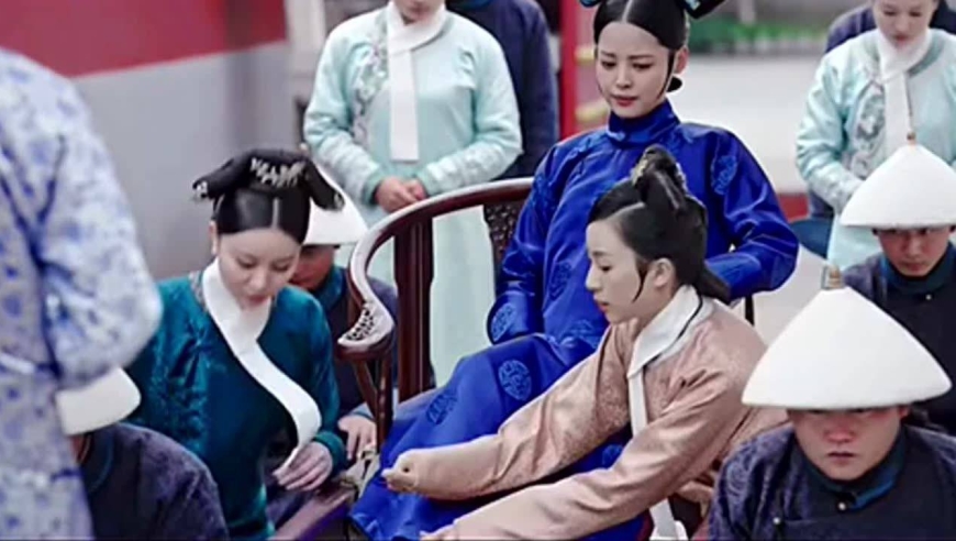 在这里擦鞋时,辛芷蕾用脚抬起了李纯的下巴,李纯父母探班看到都哭了